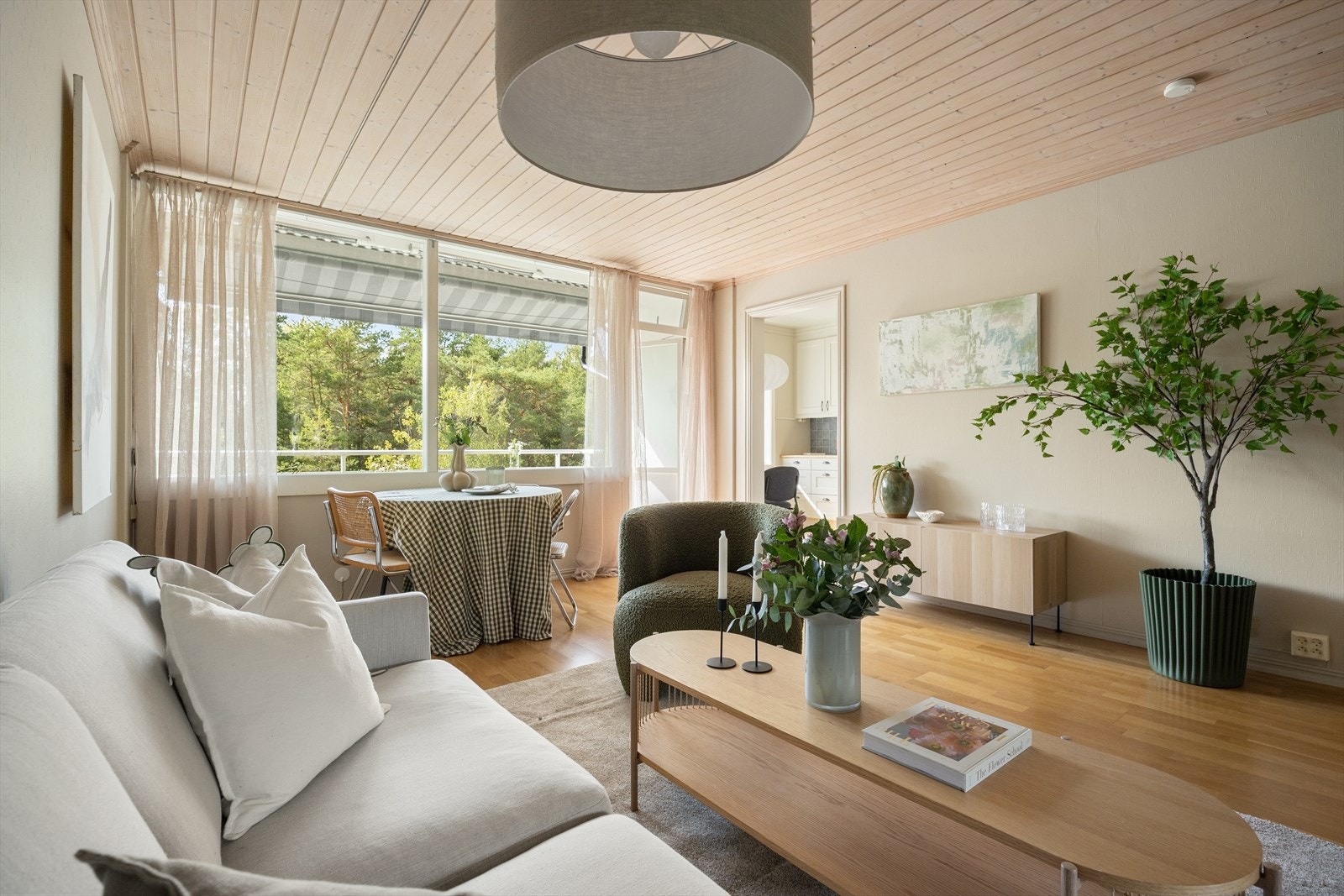 Stuen er av god størrelse med plass til flere sittegrupper og soner. Galleribilde