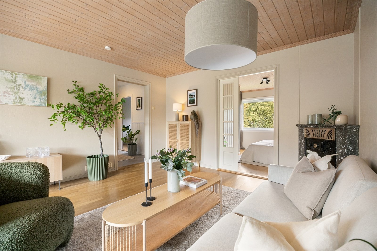 Gjennomgående planløsning og store vindusflater gir rikelig med naturlig lysinnslipp. Galleribilde