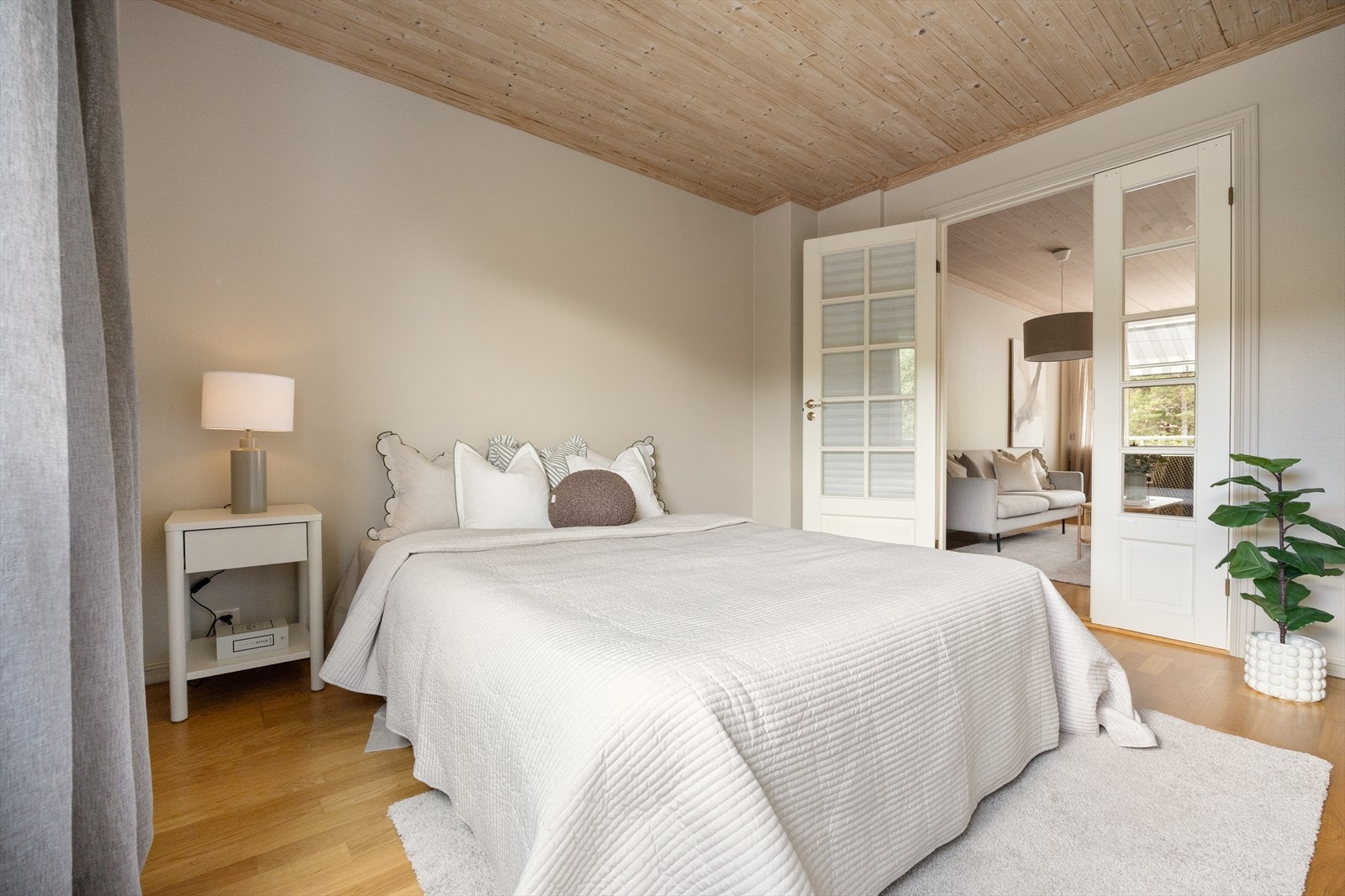 Soverom II | Romslig soverom med plass til seng, nattbord og garderobeløsning. Galleribilde