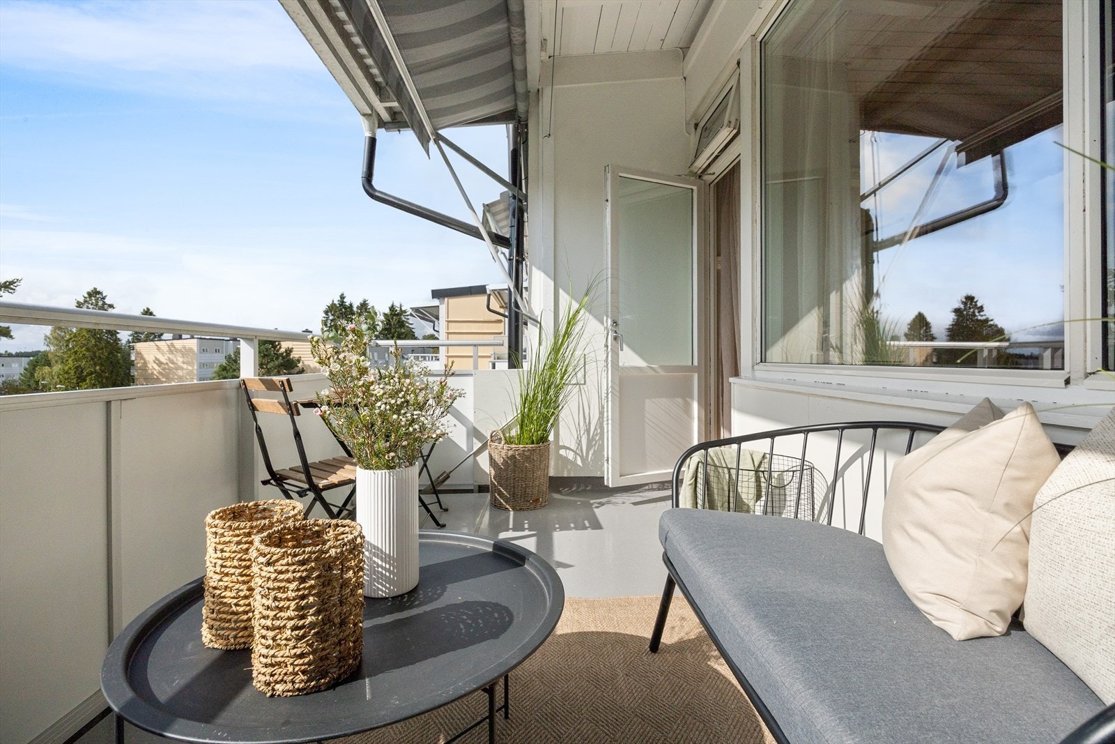 Fra stue er det adkomst til syd-vestvendt balkong på 8 m² med god plass til utemøbler og grill. Markise på balkongen gir en lun atmosfære. Det er også varmelampe i taket. Galleribilde