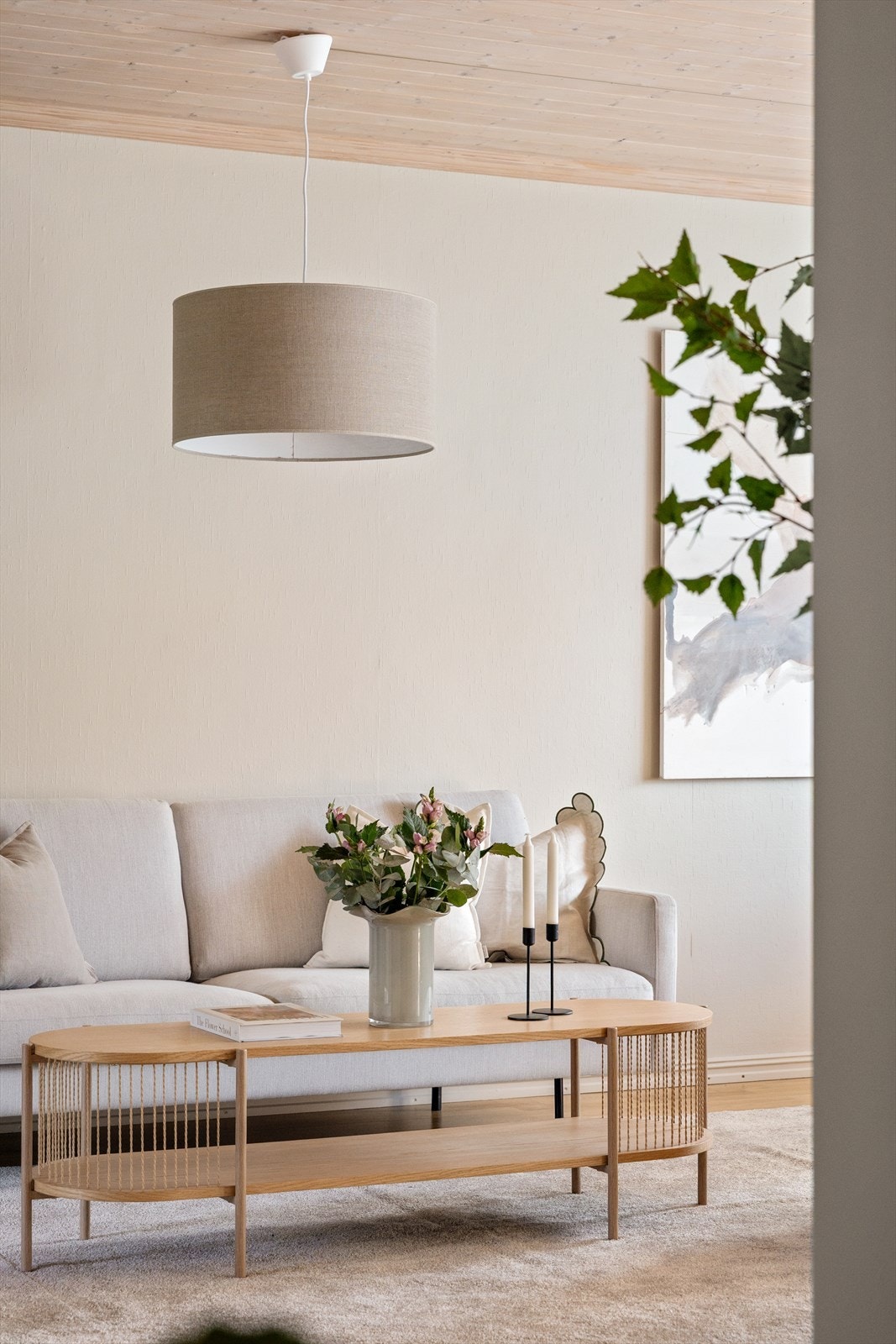 Lys og luftig stue med gode møbleringsmuligheter. Galleribilde