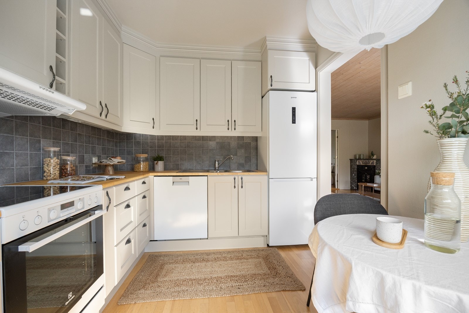 Kjøkkenet har oppvaskmaskin, komfyr med platetopp og kjøleskap/fryseskap. Hvitevarer medfølger. Galleribilde