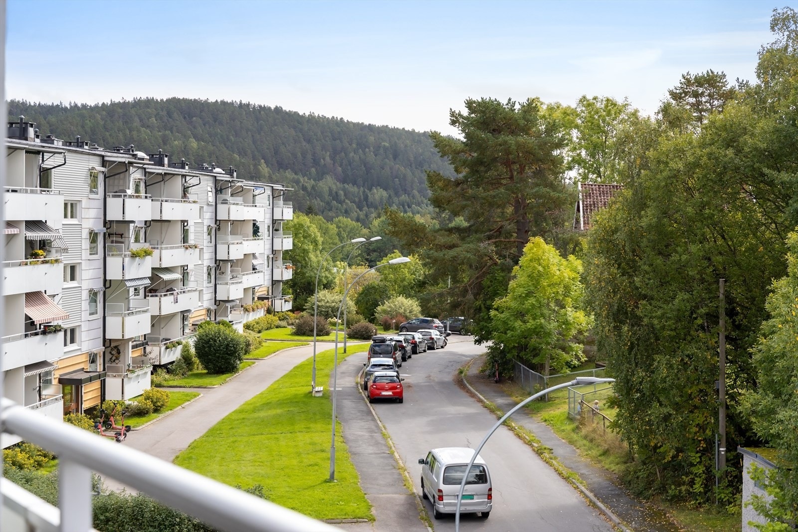 Fra balkongen er det hyggelig utsyn mot frodige og grønne omgivelser. Galleribilde