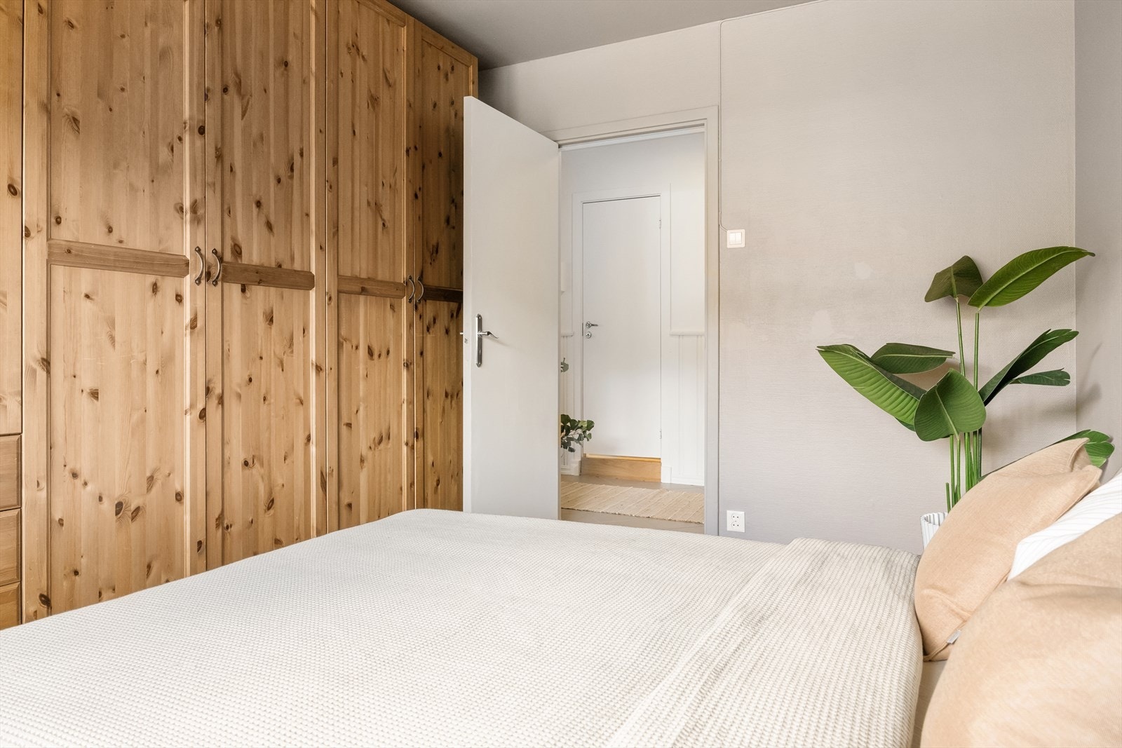 Her er det rikelig med lagringsplass i romslig garderobeskap. Galleribilde