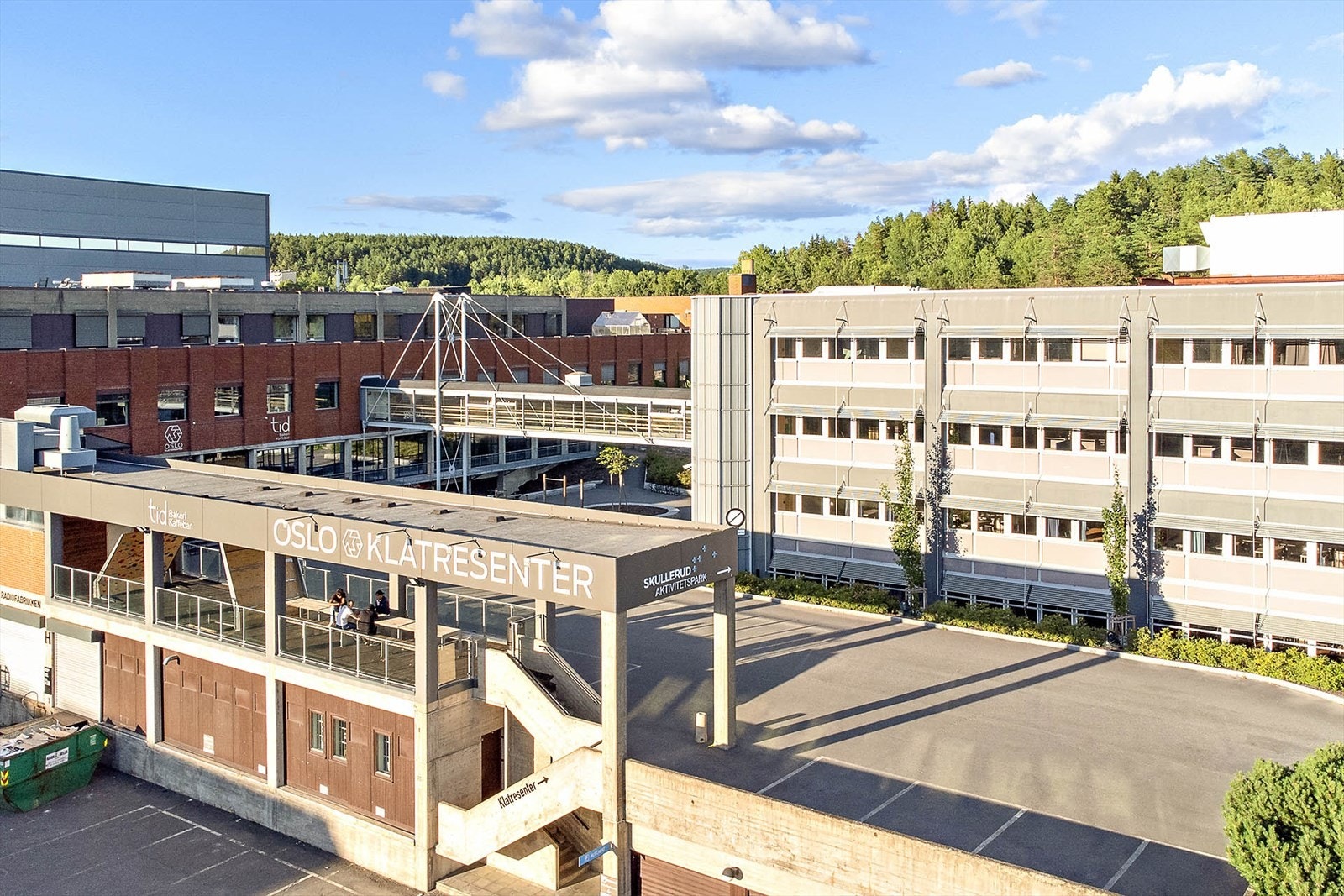 Skullerud sportssenter og Oslo klatresenter ligger like i nærheten, samt Skullerud T-bane og bussterminal Galleribilde