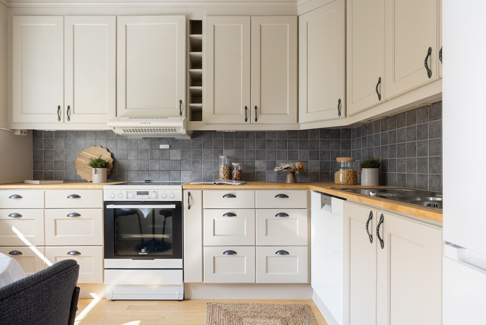 Romslig og godt vedlikeholdt kjøkken fra 2006 med mye skap- og benkeplass. Galleribilde