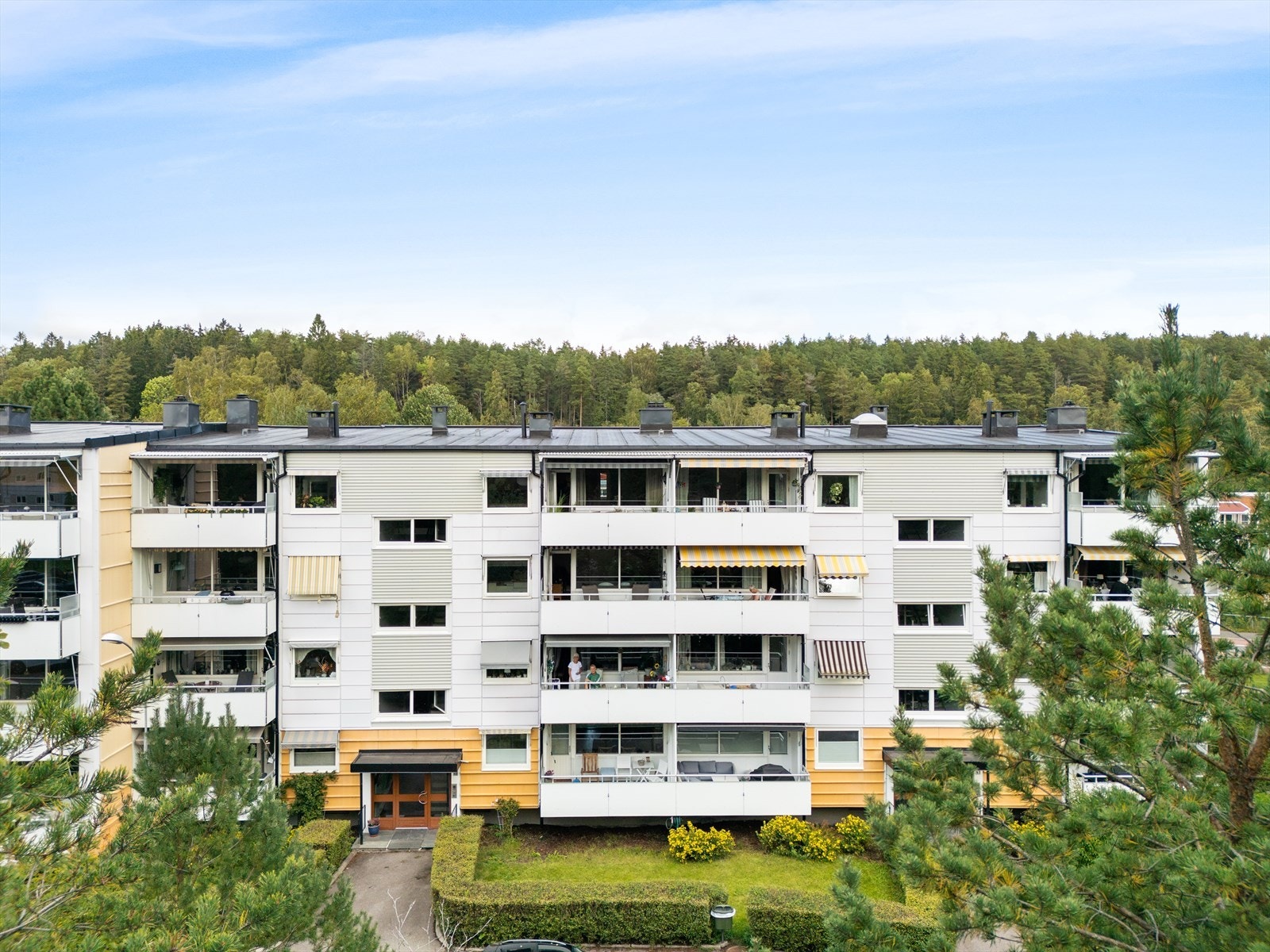 Her bor du i naturskjønne omgivelser rett ved markagrensa, samt kort vei til offentlig transport, dagligvare og andre servicetilbud. Galleribilde
