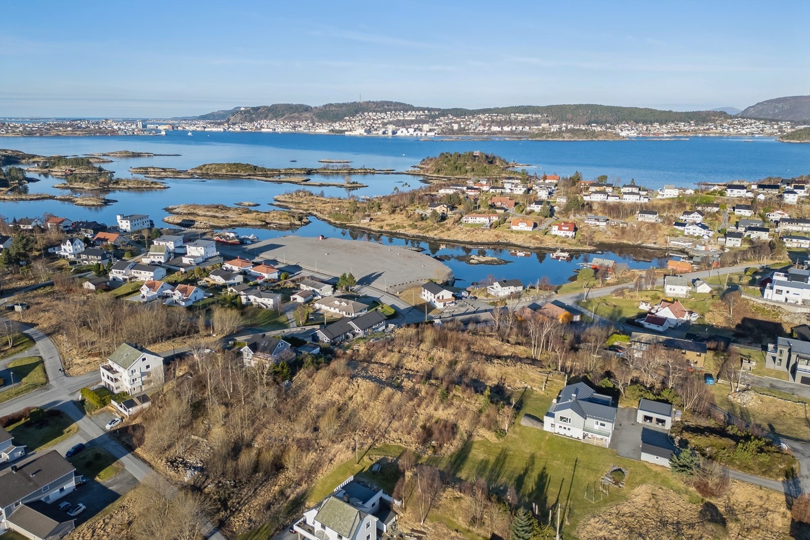 Dronebilde av området og utsikten mot Ålesund Galleribilde
