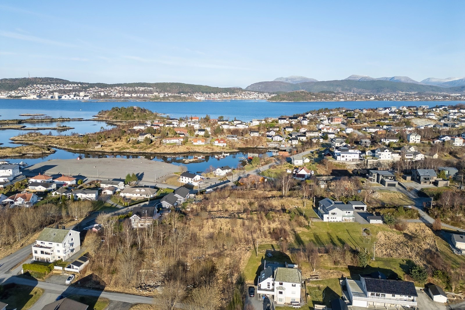 Oversiktsbilde med tomten og de øvrige tomtene som er til salgs Galleribilde