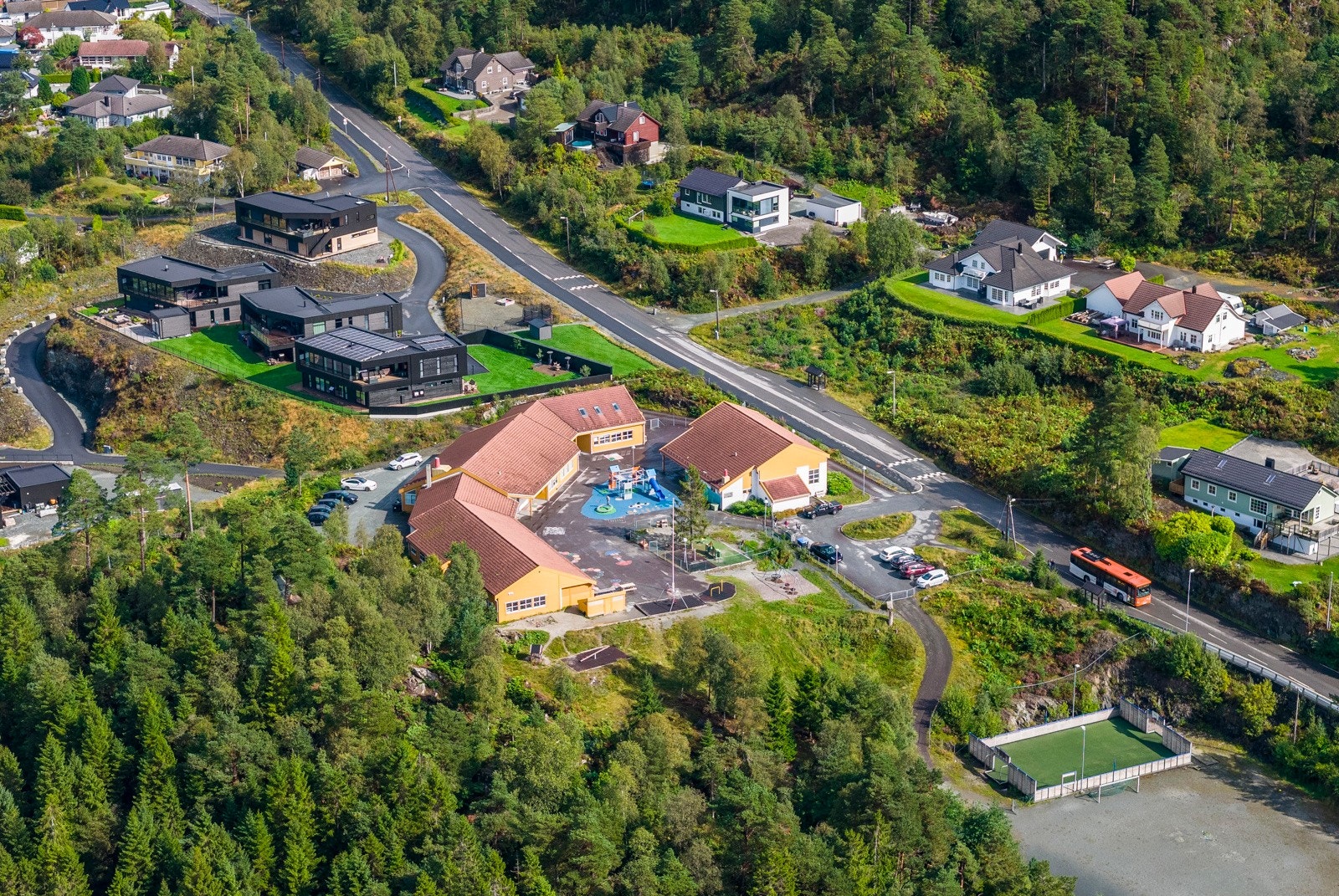 Det er gangavstand til skole og barnehage Galleribilde