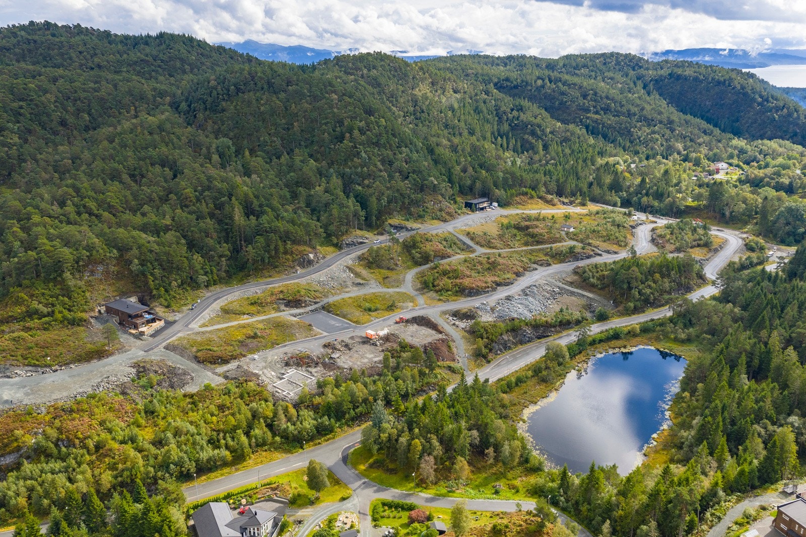 Feltet består i stor grad av eneboligtomter, noen tomannsboligtomter og en boligblokk tomt Galleribilde