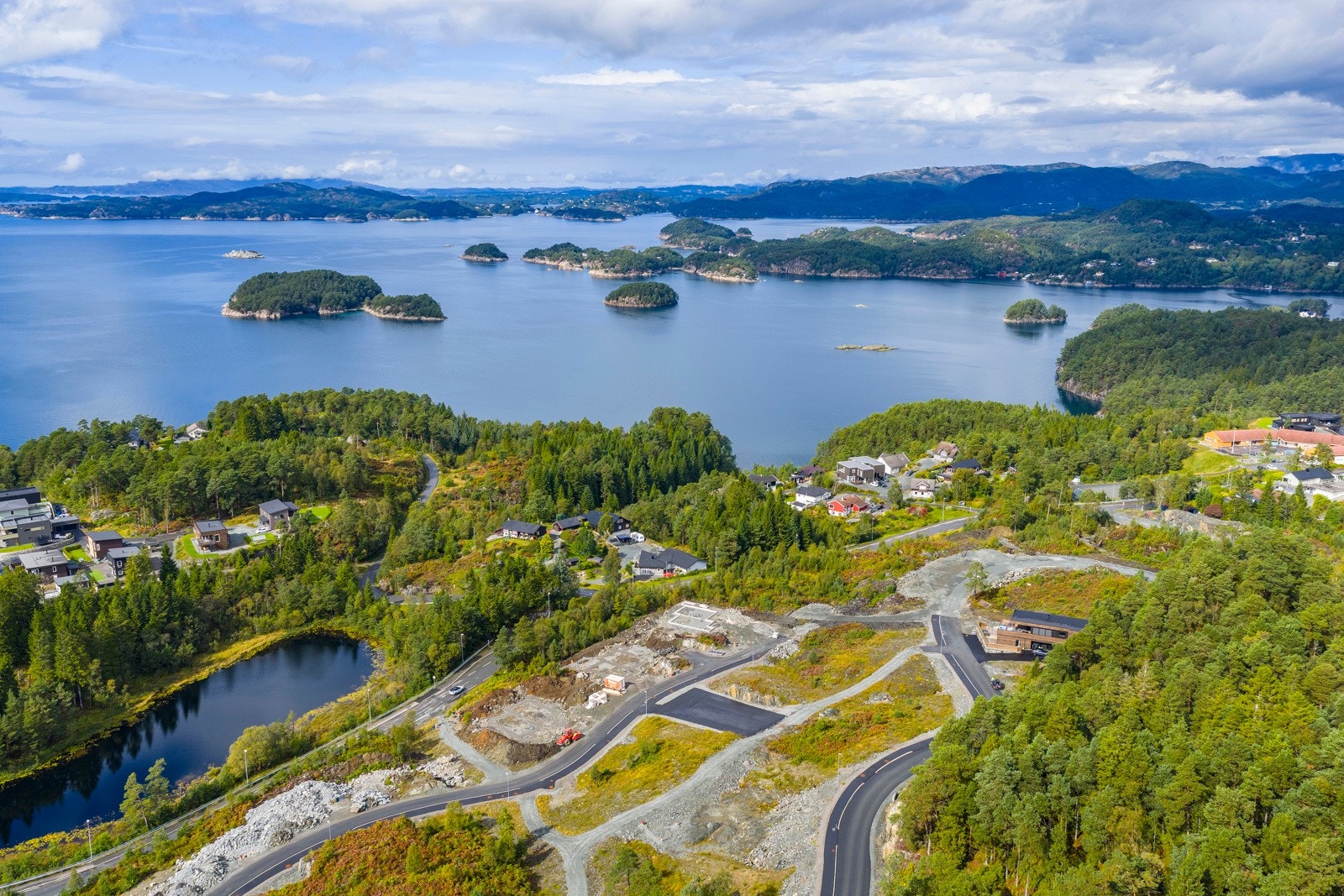 Man får nydelig fjordutsikt fra eiendommen Galleribilde