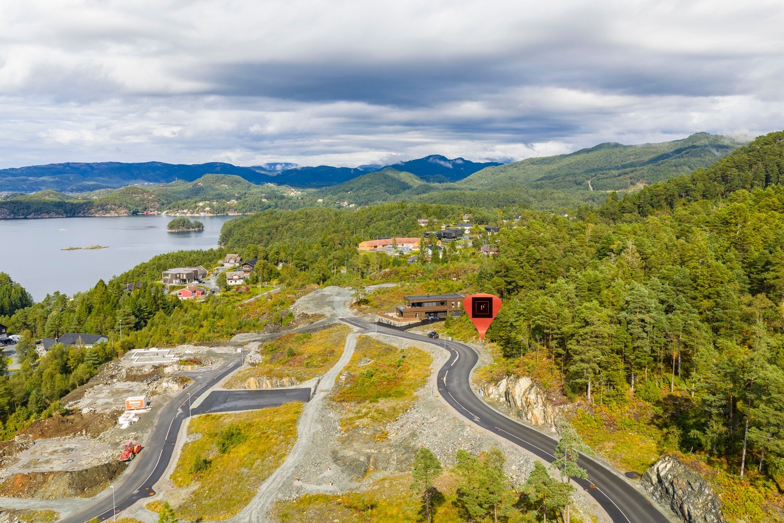 På tomten kan man bygge bolig i 2 etasje + underetasje Galleribilde