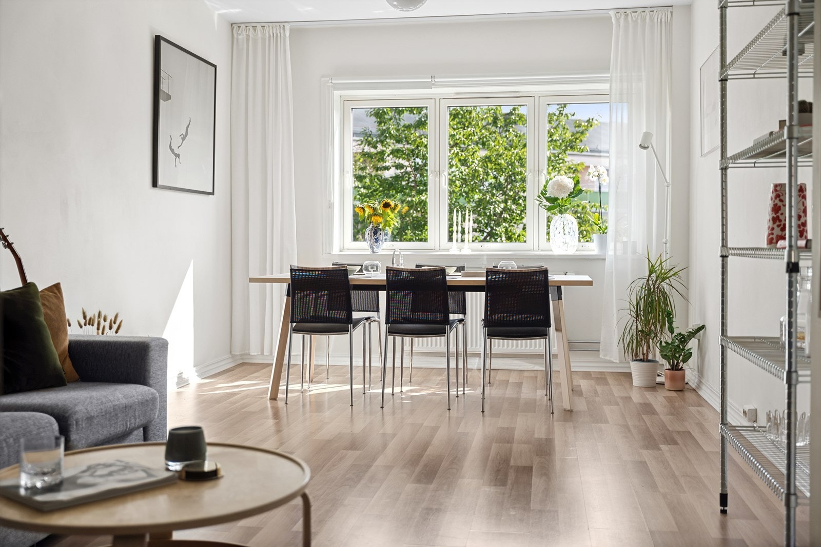 Dette er en meget attraktiv leilighet med høy trivselsfaktor og passer for deg som stiller krav til boligens standard og beliggenhet. Her kan du flytte rett inn! Galleribilde