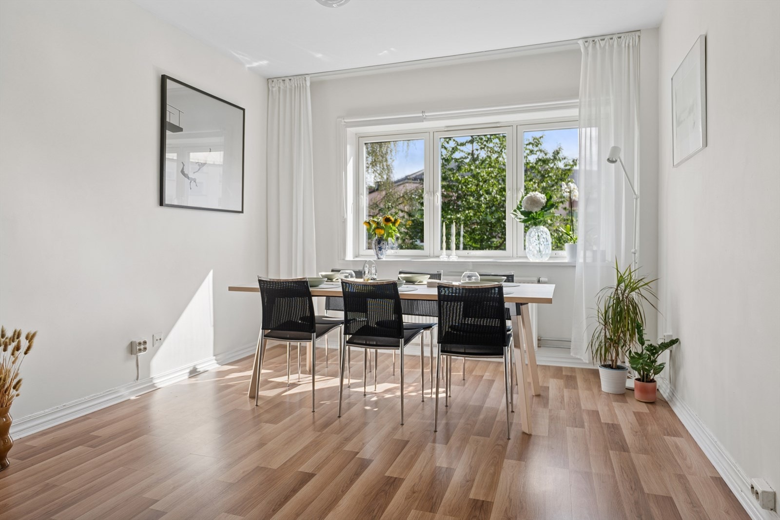 Store vindusflater bidrar med rikelig med naturlig lys. Galleribilde