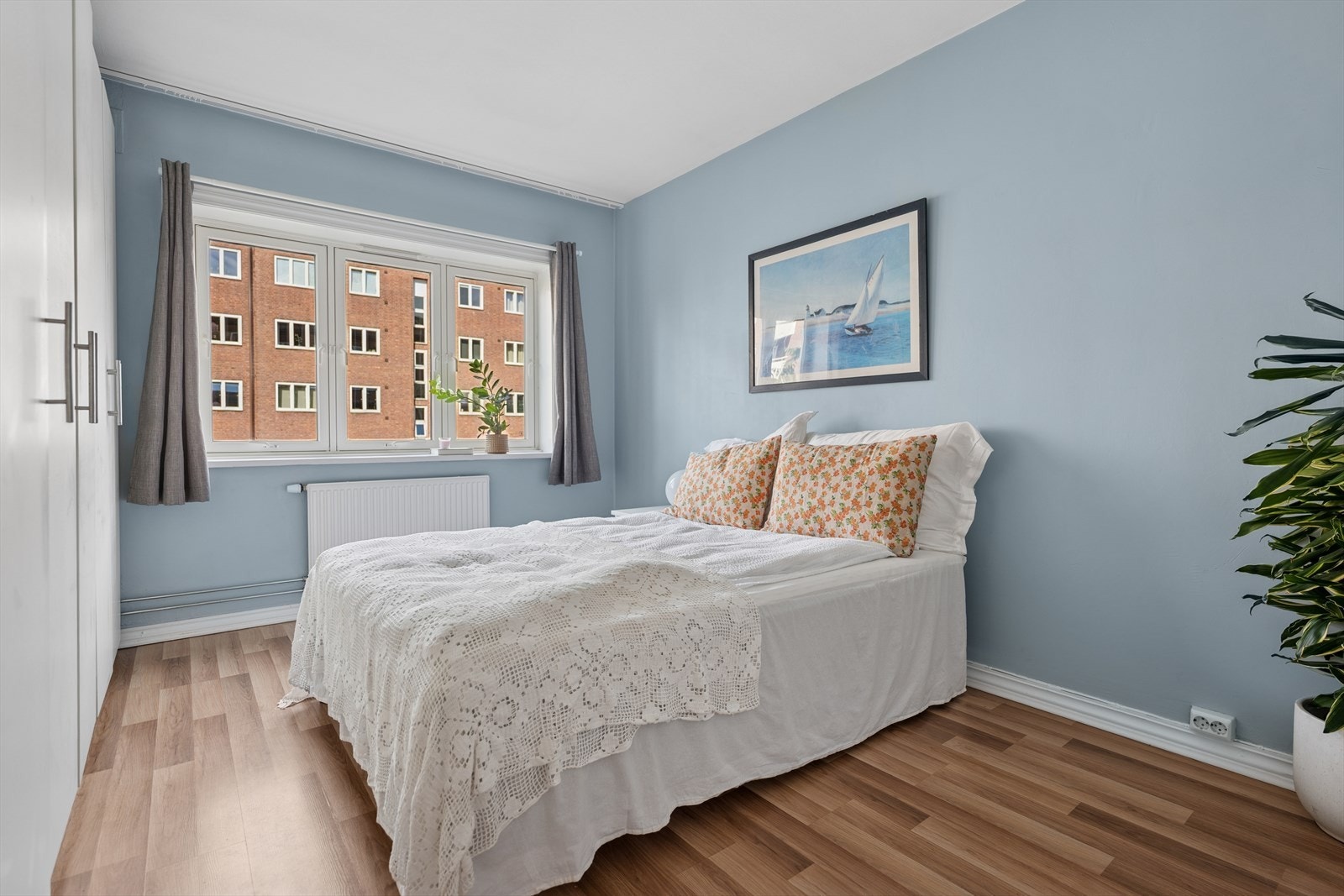 Leilighetens soverom er av god størrelse, med plass til stor seng, nattbord på begge sider og oppbevaring. Galleribilde