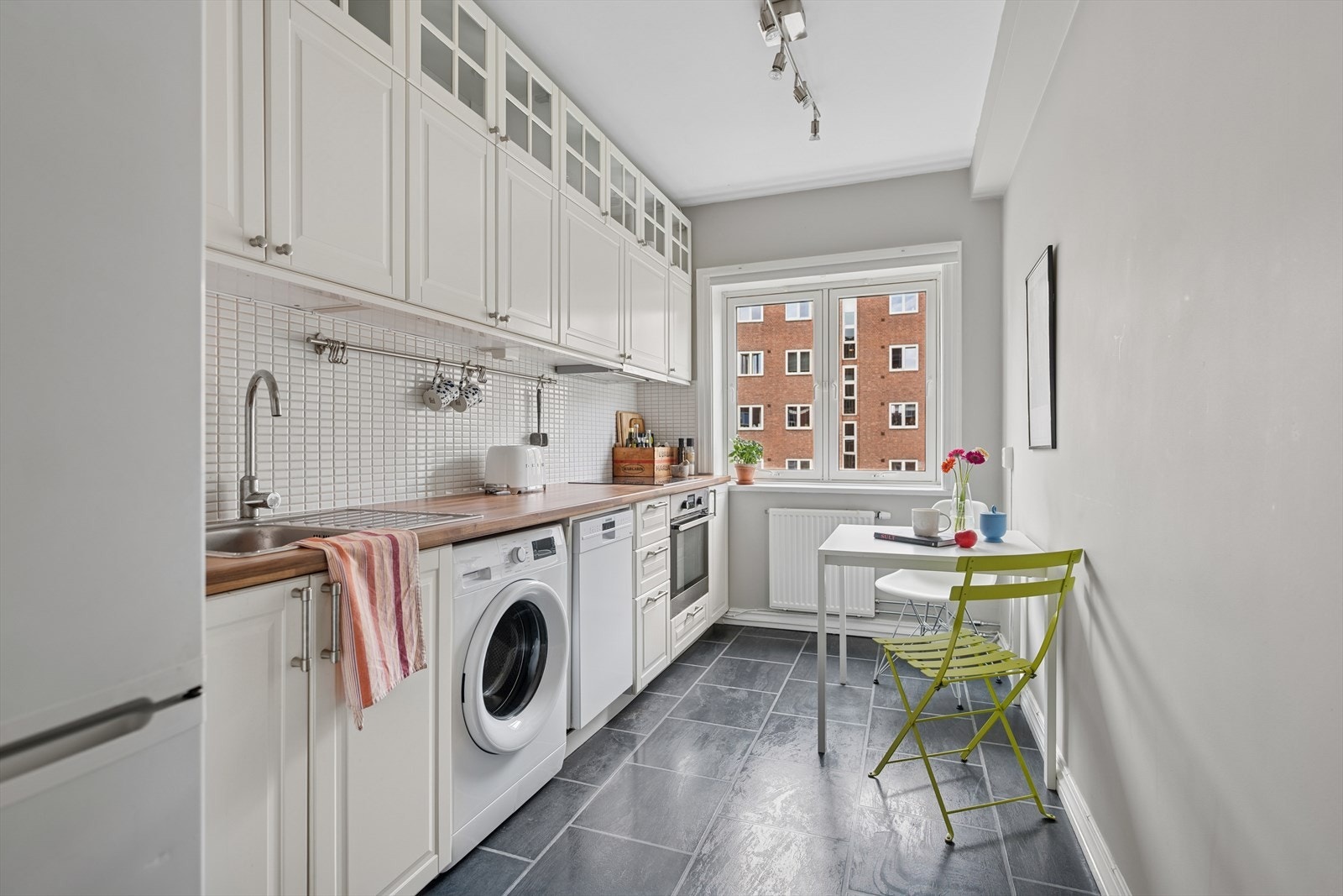 Kjøkkenet har god standard, integrert platetopp/ovn og opplegg for vaskemaskin for maksimal utnyttelse av plass! Galleribilde