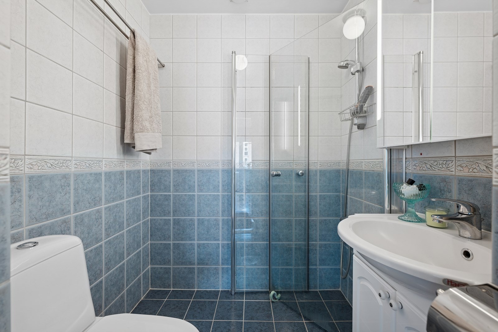 Baderommet har pene flater, godt med belysning og svingdører til dusjen. Galleribilde