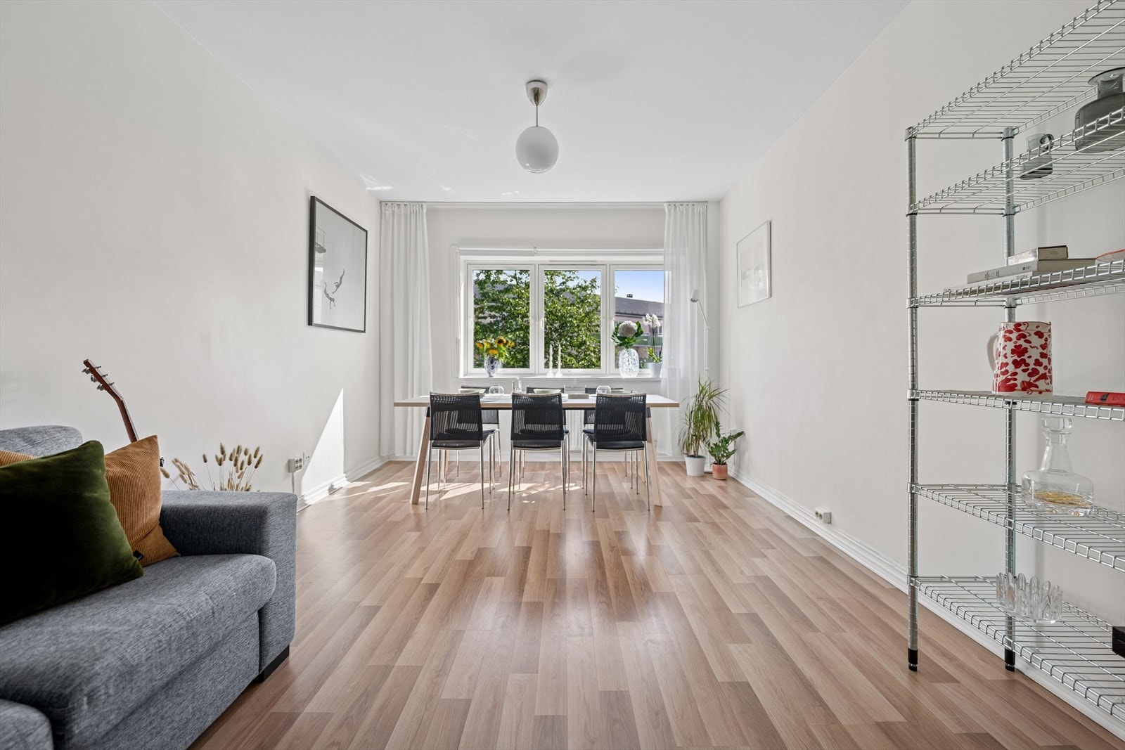 Stuen er av god størrelse og gir rom for ønsket møblering. Galleribilde