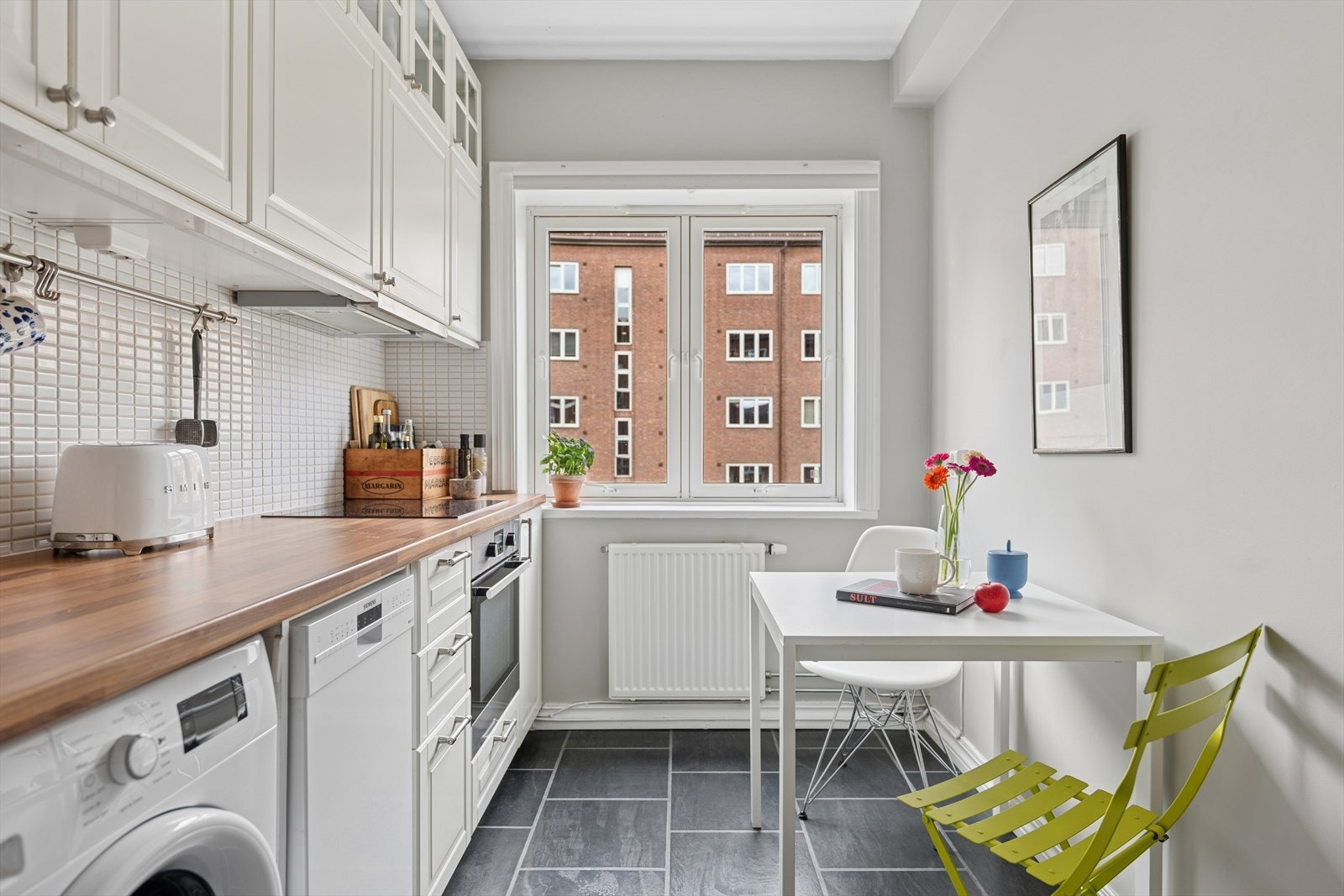 Koselig plass til å nyte morgenkaffen med utsikt over den flotte bakgården. Galleribilde