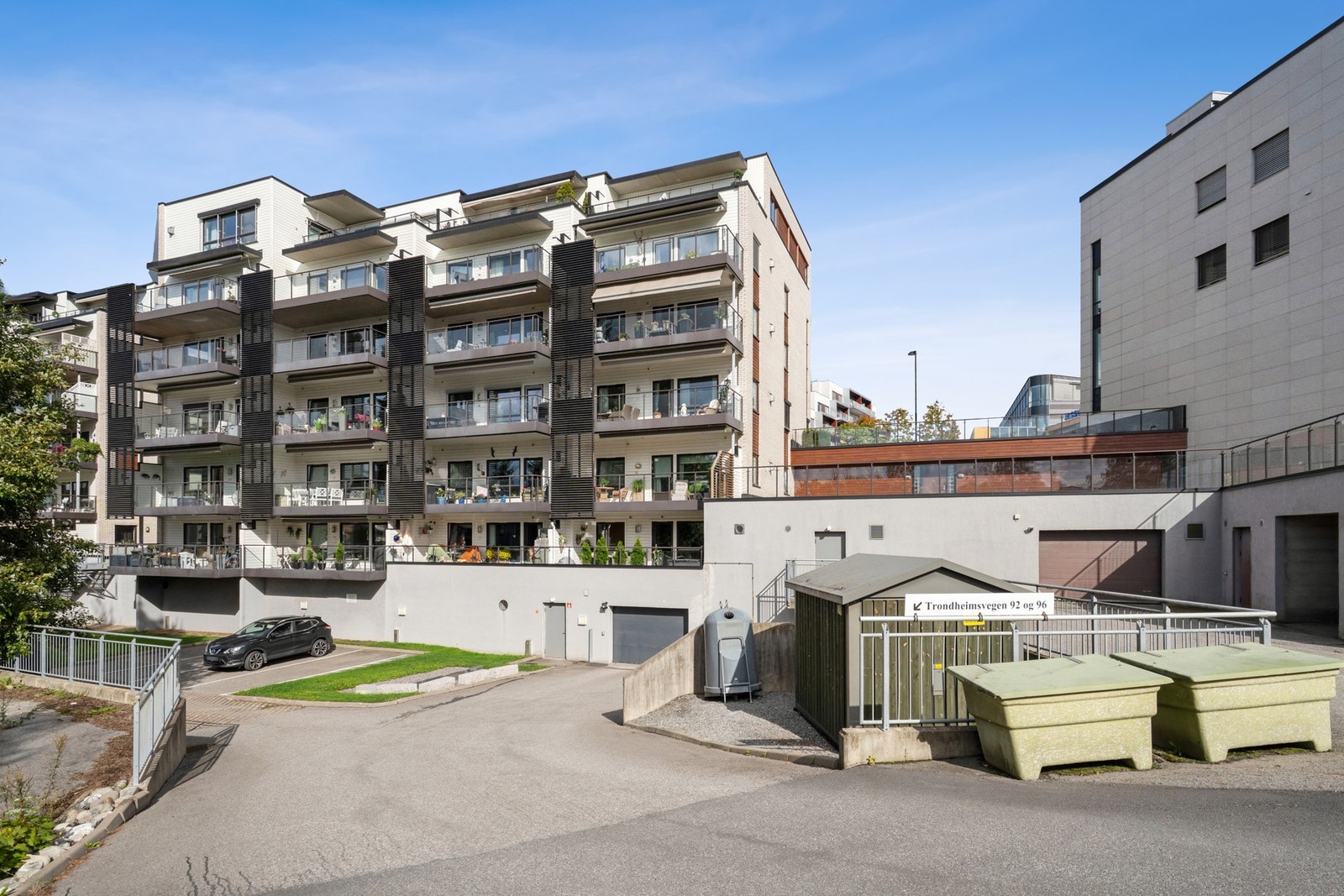 Inngang til parkering i felles garasjeanlegg i kjeller. Galleribilde