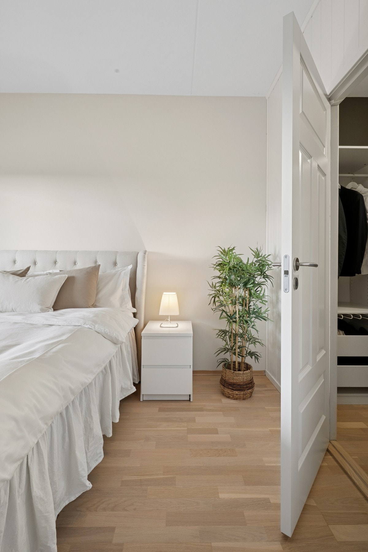 Fra soverommet finner du walk-in-closet som gir godt med lagringsplass. Galleribilde