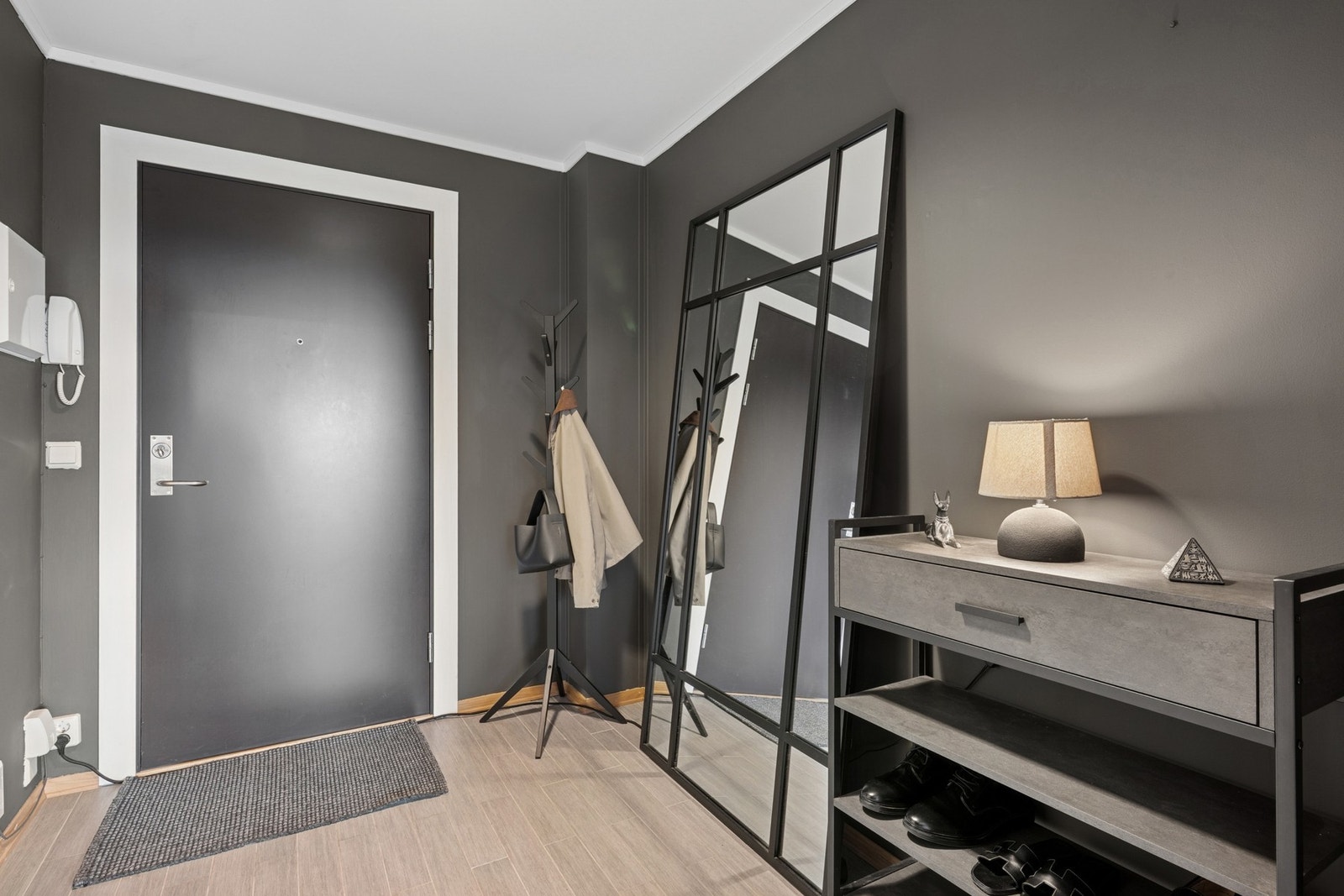 Boligen ønsker velkommen med en romslig entrè. Her er det god plass til yttertøy eller en garderobeløsning. Galleribilde