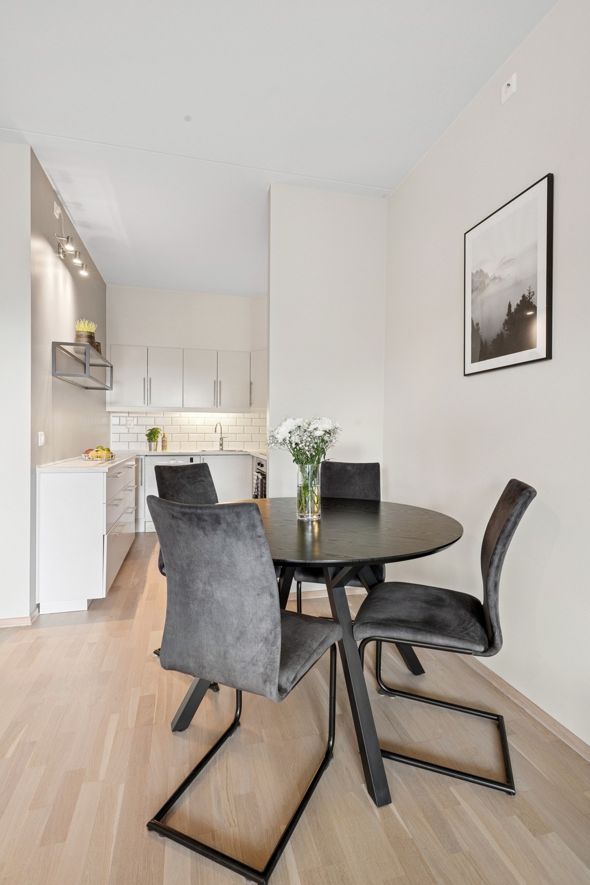 Den åpne stue/-kjøkken løsningen gir god plass til spisegruppe. Galleribilde
