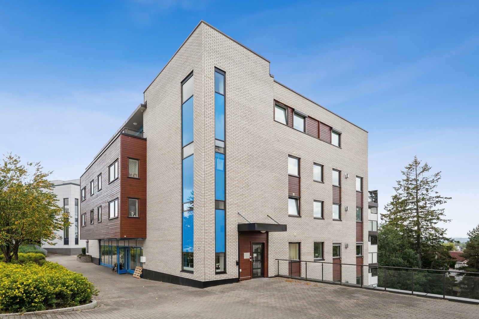 Det er gangavstand til skoler, barnehager, offentlig kommunikasjon, flotte rekreasjonsområder og daglige servicetilbud. Galleribilde