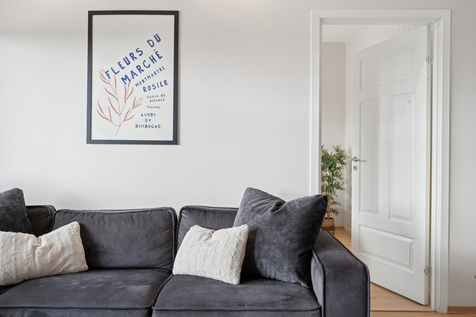 Fra stuen finner du inngang til soverommet. Galleribilde