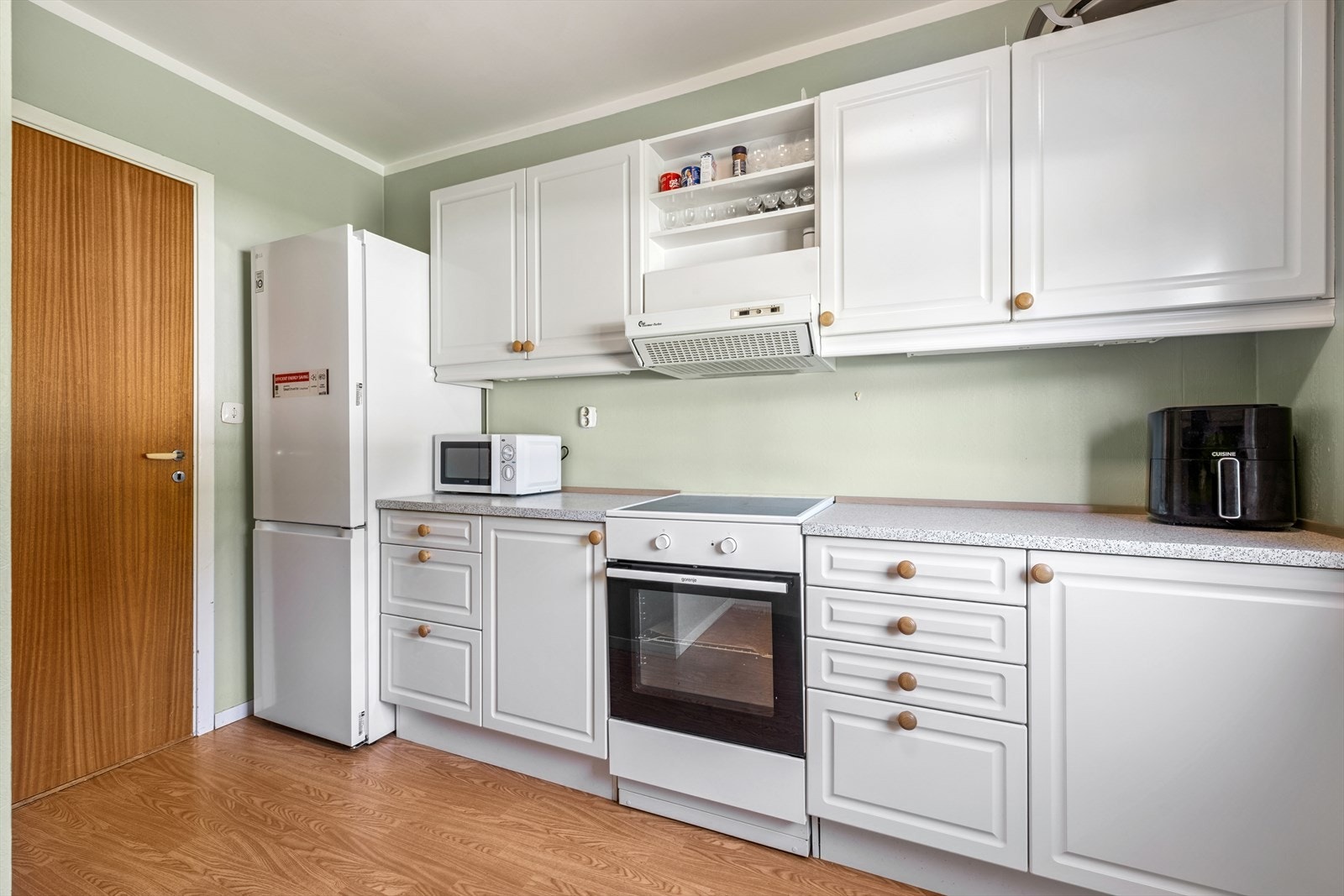 Koselig kjøkken med hvit profilert innredning Galleribilde