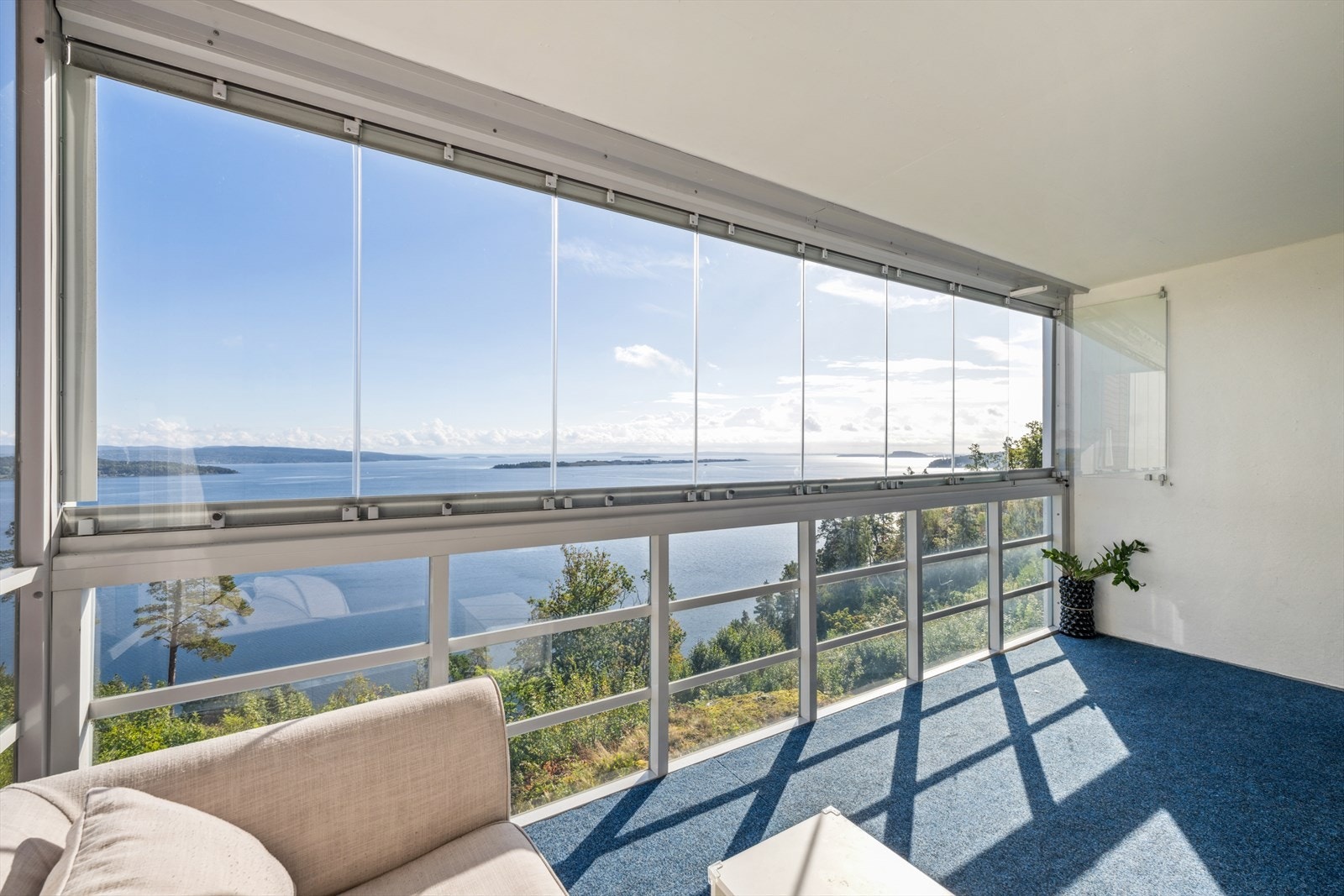 Innglasset balkong med utsikt utover Oslofjorden Galleribilde