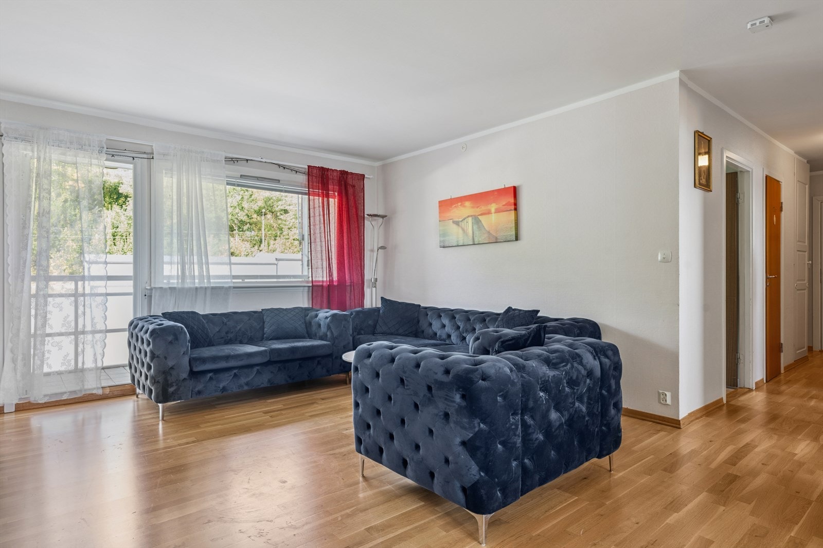 Stuen har parkett på gulv og malte flater Galleribilde