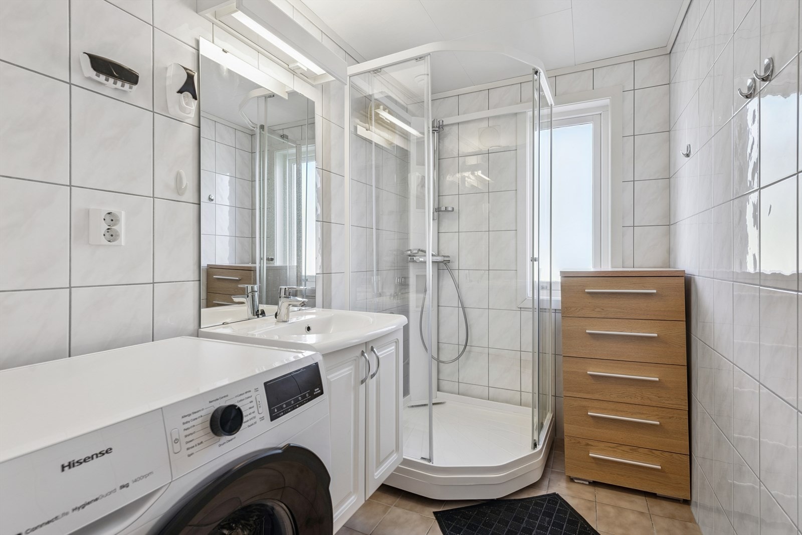 Pent fliselagt bad med opplegg til vaskemaskin Galleribilde