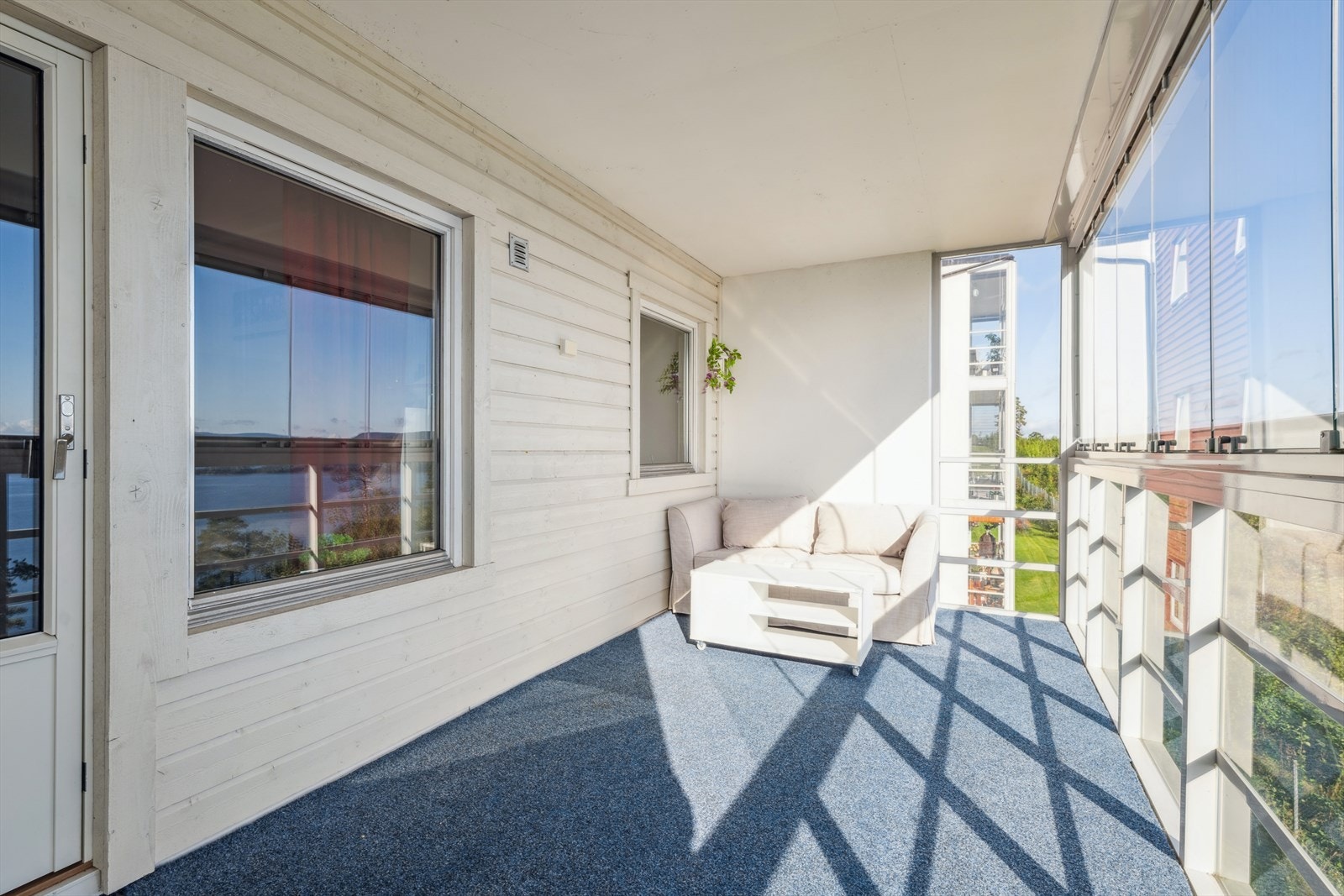 Fin innglasset balkong med teppe på gulv og panel Galleribilde