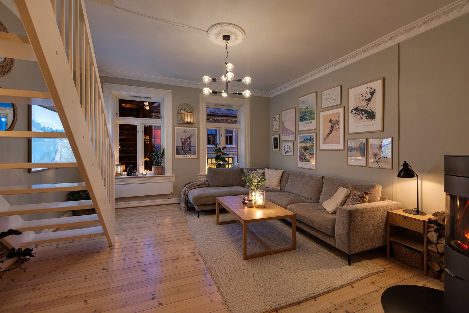 De store, klassiske vinduene rammer inn kvelden og skaper en lun atmosfære i stuen. Galleribilde
