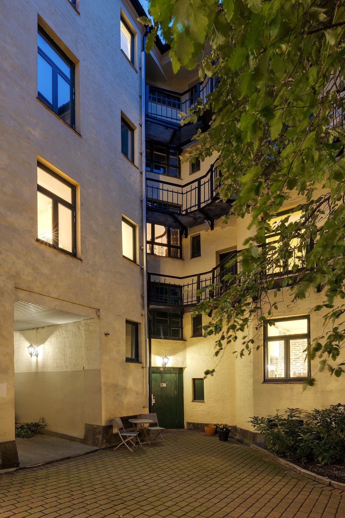 Kveldsstemning bakgård. Galleribilde