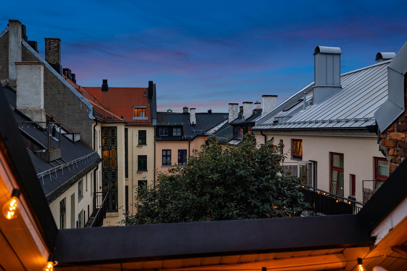 Terrassen vender mot rolig gårdsrom. Galleribilde