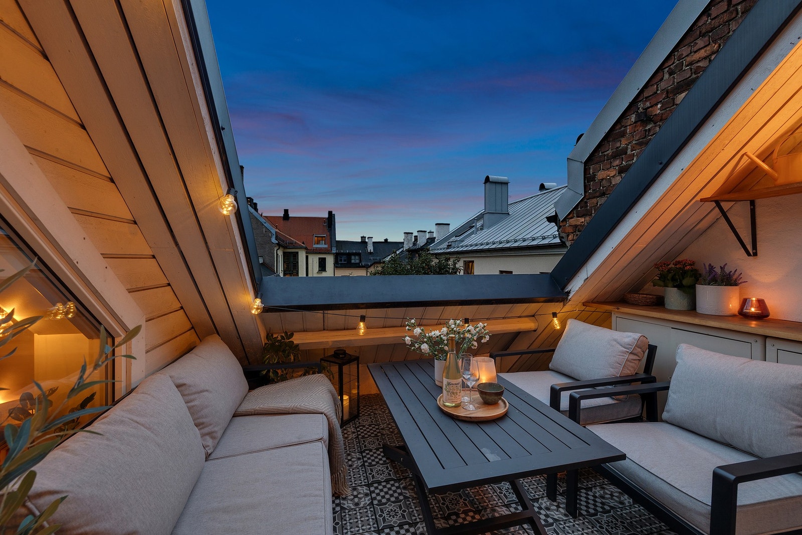 Her kan man invitere til hyggelige måltider under åpen himmel, eller trekke seg tilbake med et glass vin. Galleribilde