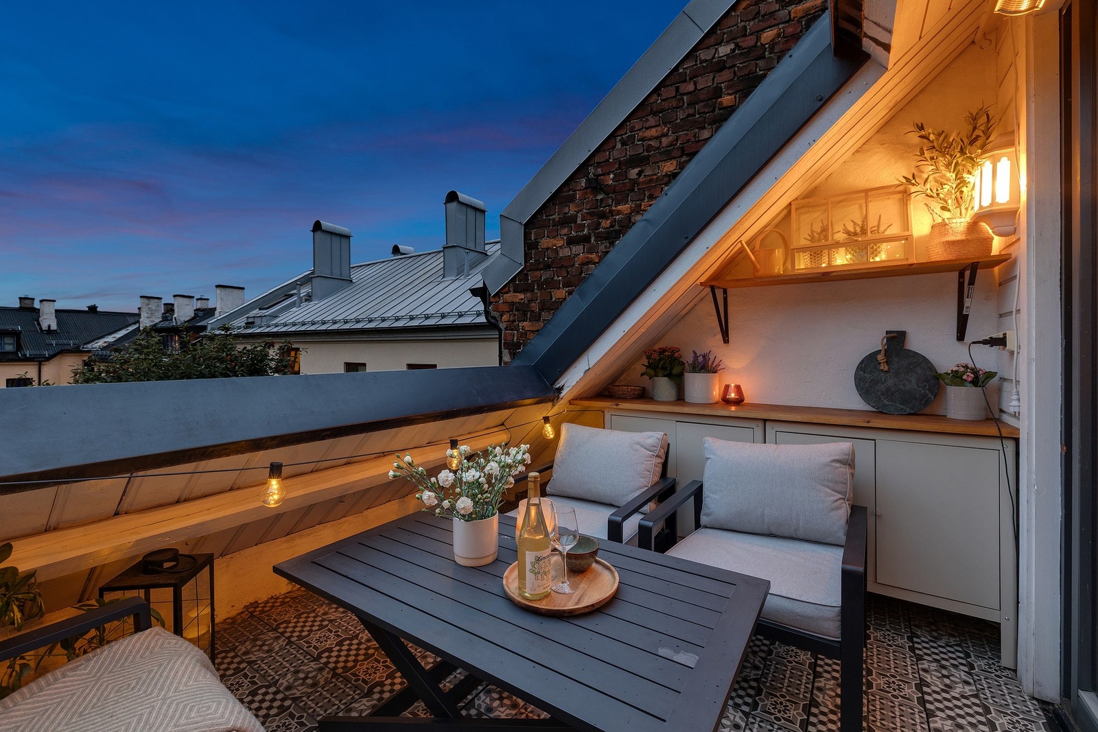 Her er det plasse til loungesett og bord - perfekt for sene sommerkvelder. Galleribilde
