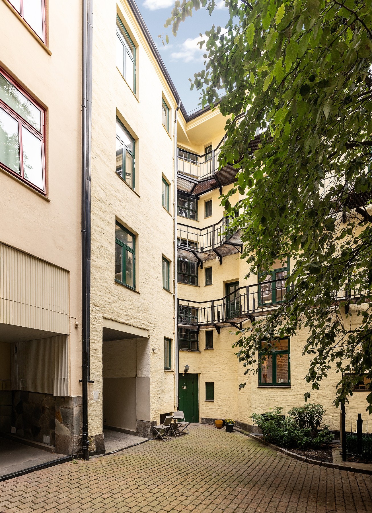 En grønn oase midt i byen - perfekt for både sosiale sammenkomster og rolige stunder. Galleribilde