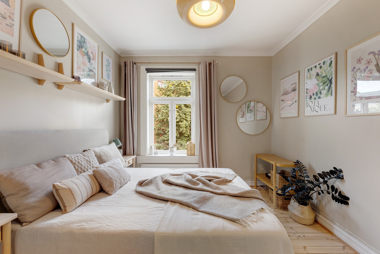 Store vindusflater slipper inn godt med naturlig lys og skaper en åpen og luftig følelse. Galleribilde