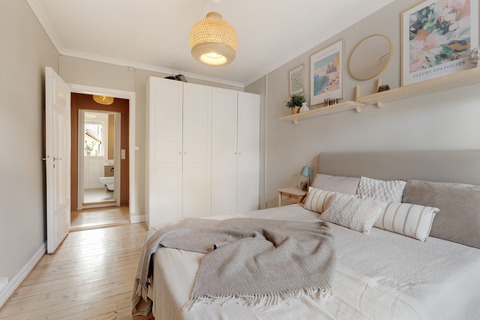 Det er god lagringsplass i tilhørende garderobe. Galleribilde