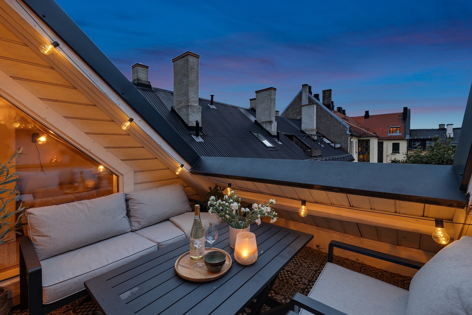 Den lune belysningen skaper en varm og innbydende stemning når mørket faller på. Galleribilde