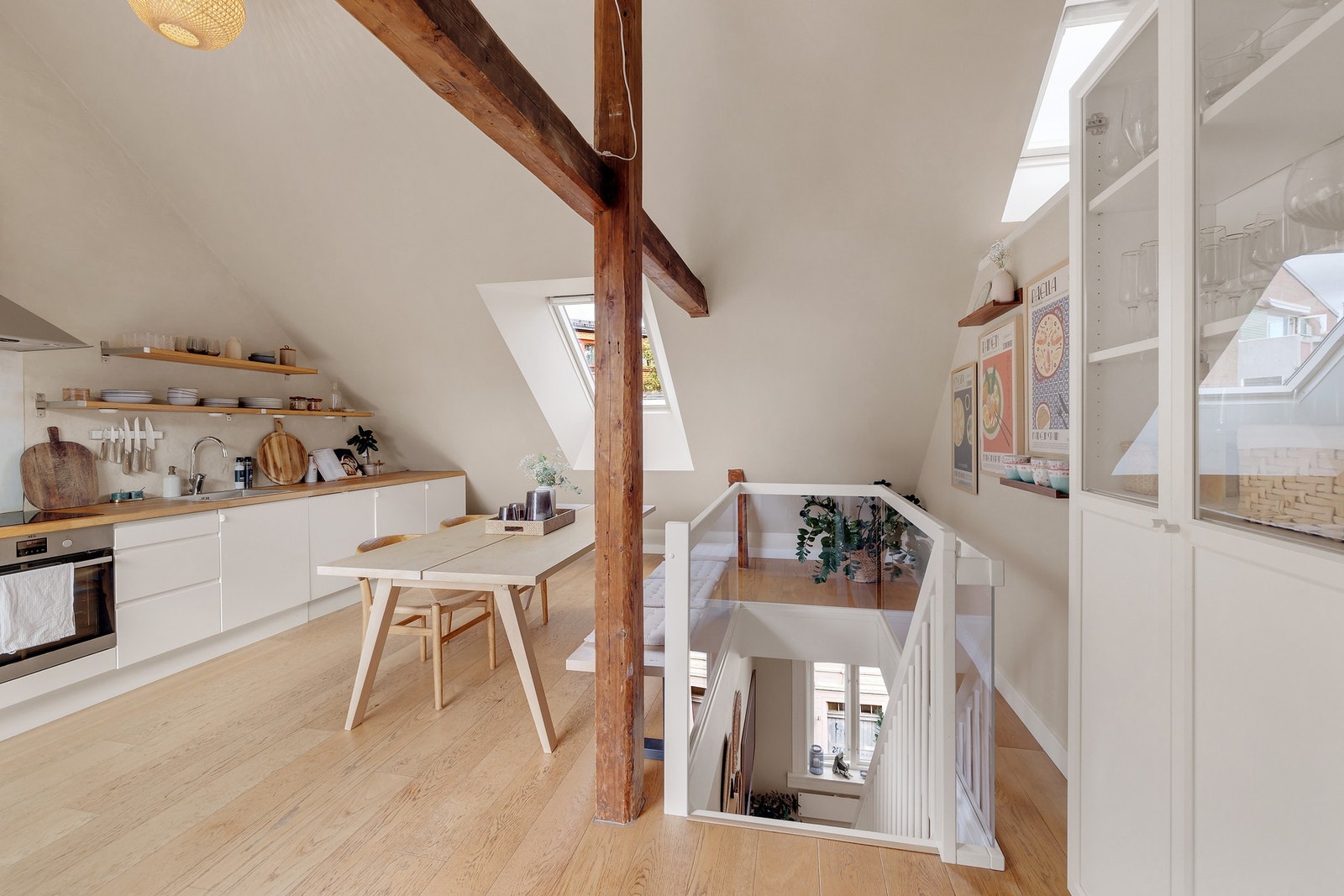Trappen leder deg ned til hovedplanet i 4. etasje. Galleribilde