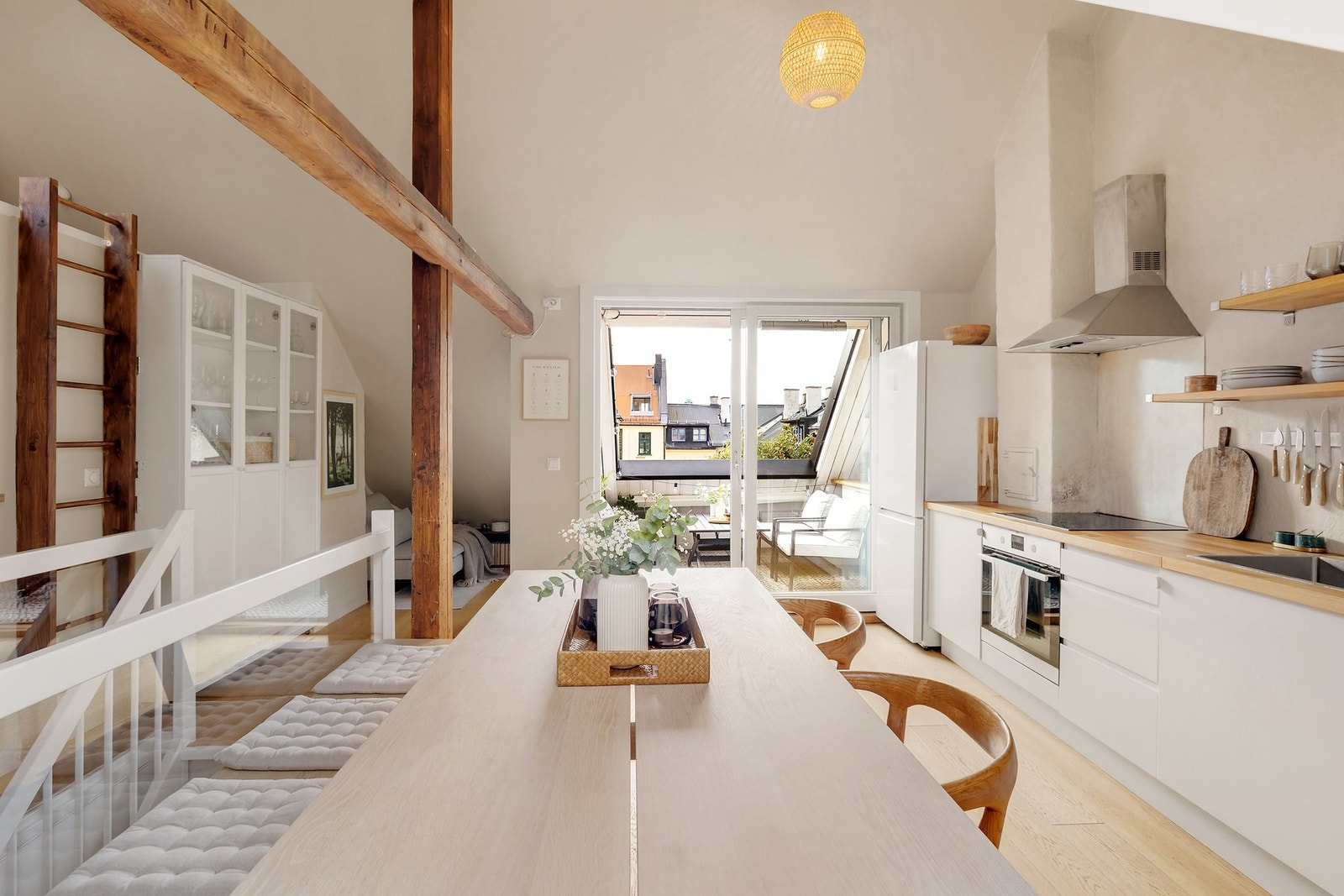 Stort kjøkken i toppetasjen med tilgang til både hems og fantastisk takterrasse. Galleribilde