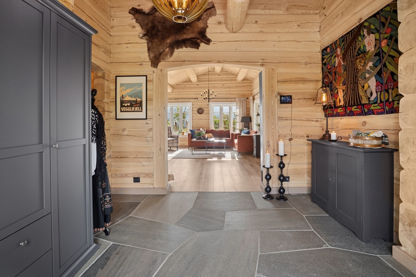 Romslig entre med varme i gulvet. Galleribilde