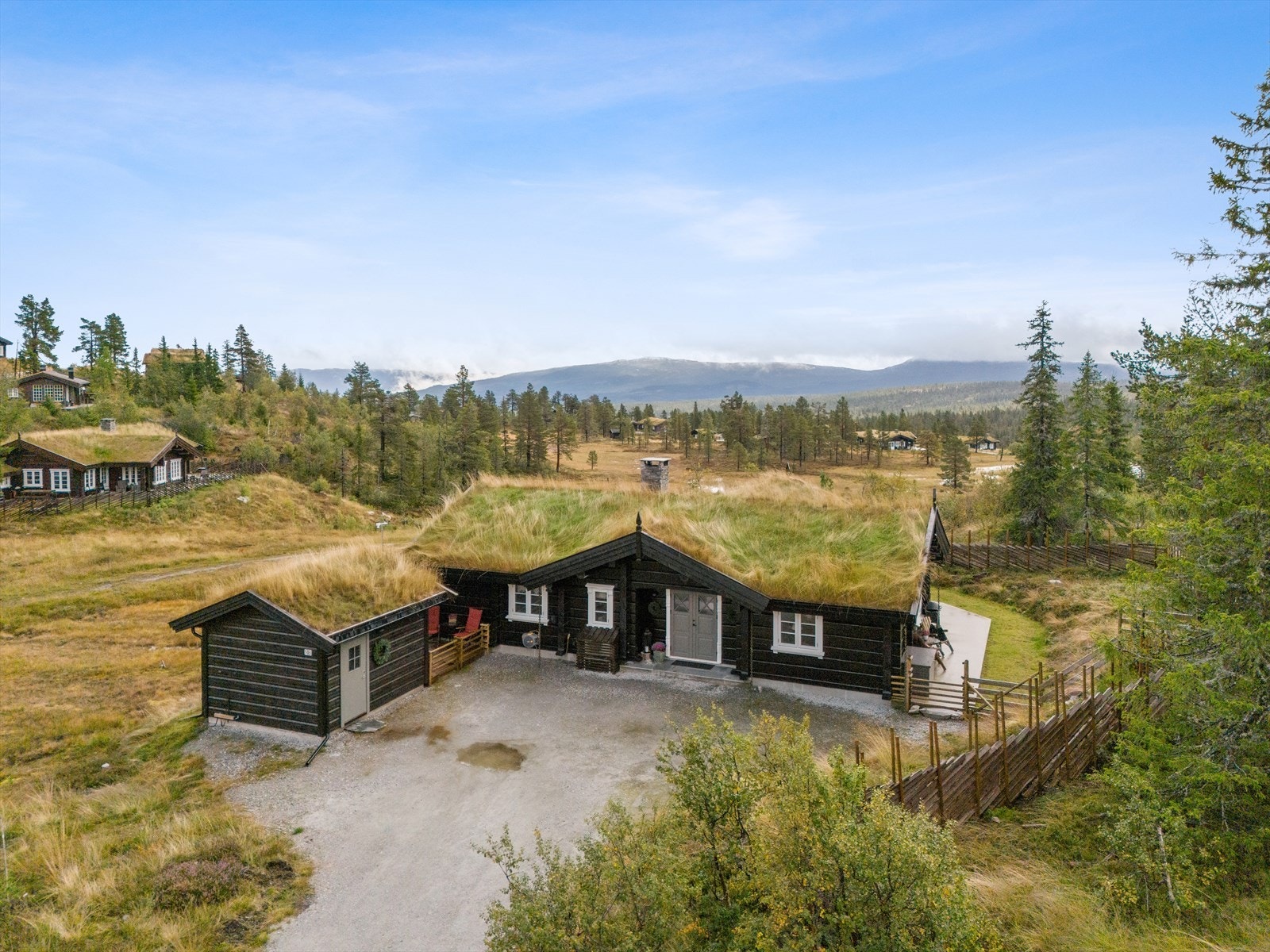 Koselig tun med god plass til parkering. Skiløypene går rett ved, til venstre for hytta. Galleribilde