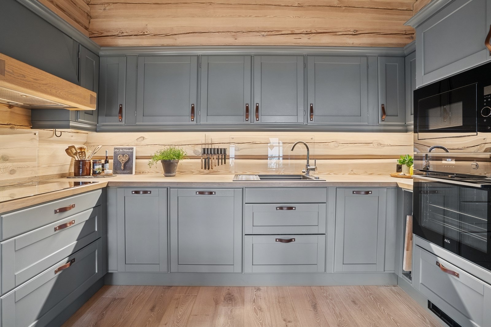 Kjøkkeninnredningen har delikat farge og bra med skapplass. Galleribilde