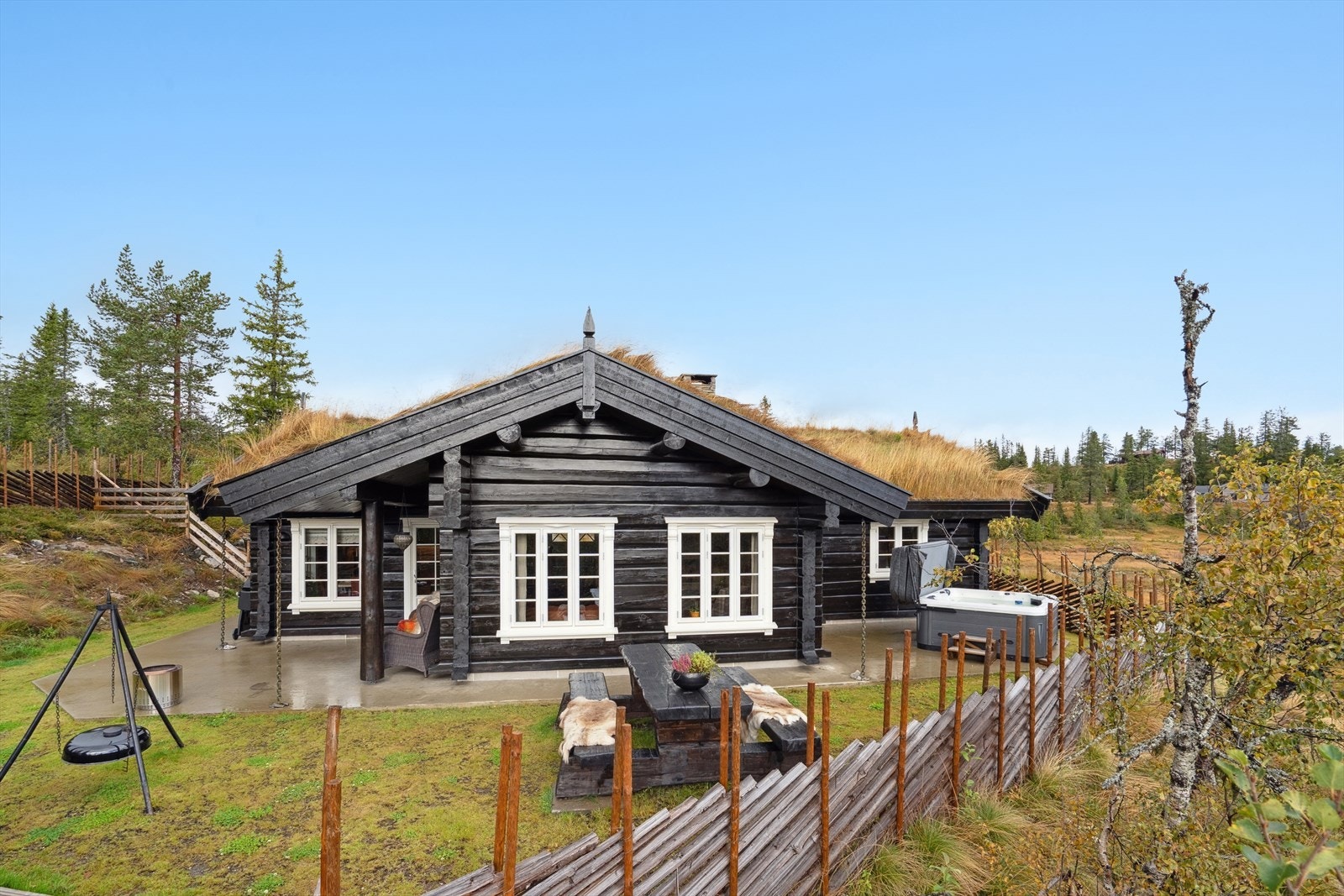 Tomten er delvis inngjerdet med skigard. Galleribilde